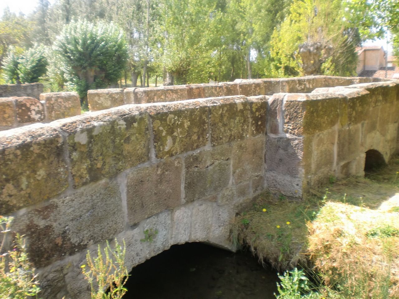 Puente sobre el río Ausín